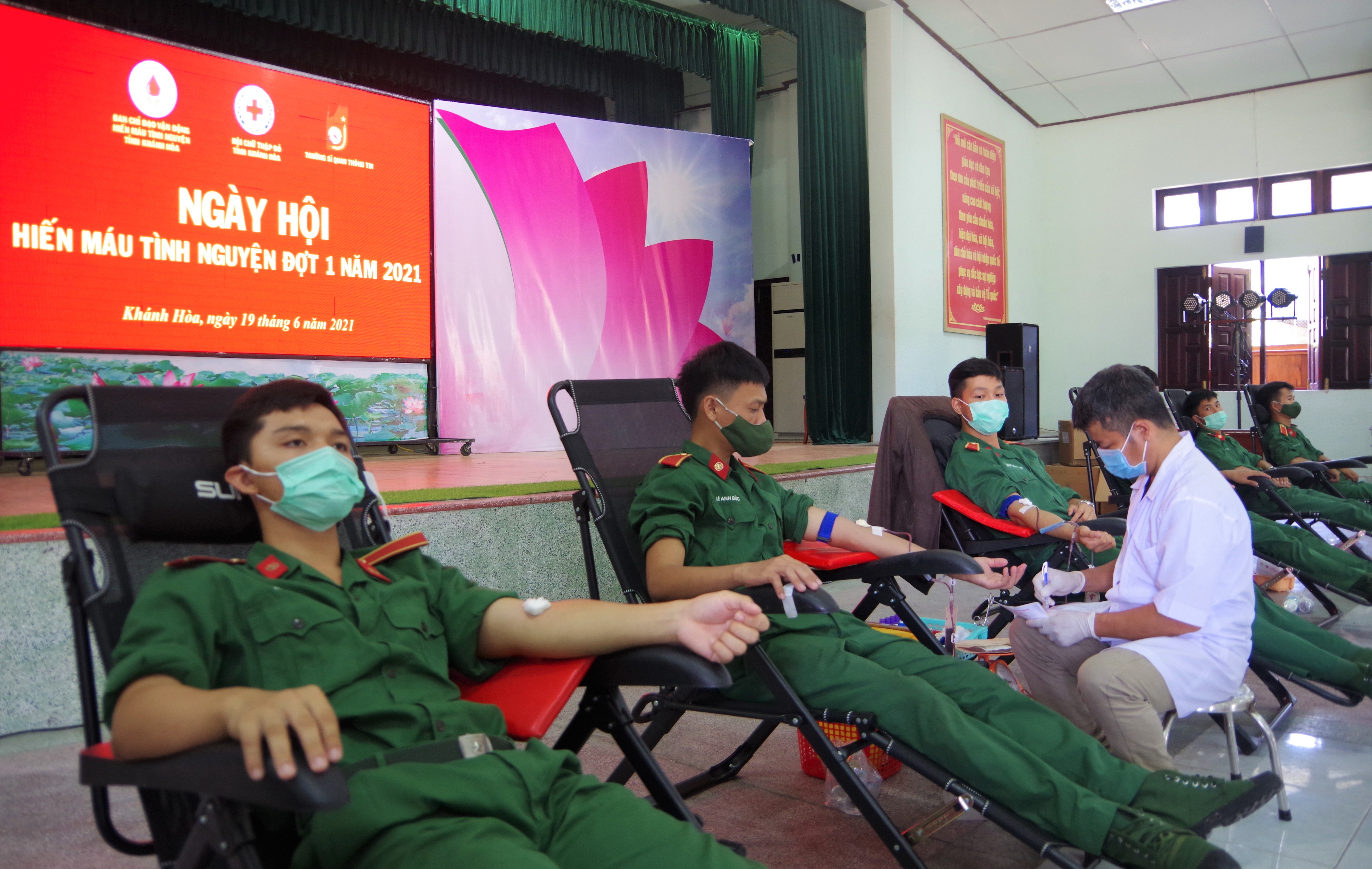 Trường Sĩ quan Thông tin tổ chức Ngày hội hiến máu tình nguyện​